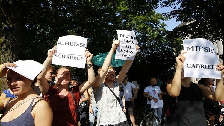 ألمان يحتجون على خطة الإنقاذ الثالثة لليونان خارج البرلمان الألماني (البوندستاغ)، في برلين