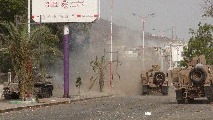 اللجان الشعبية تعلن سيطرتها على حي التواهي بعدن.. و100 قتيل بقصف الحوثيين للمدينة (فيديو)