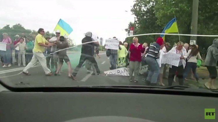 أوكرانيا.. متشددون يهاجمون محتجين على سياسة بوروشينكو (فيديو)