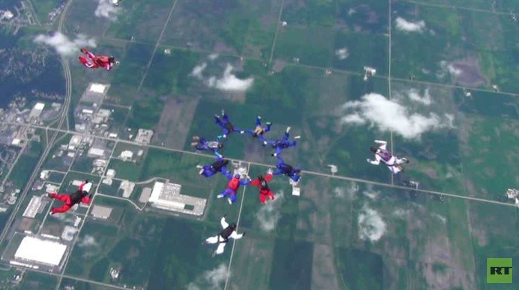 محاولات لتحطيم الرقم القياسي في عروض القفز المظلي الجماعي (فيديو)