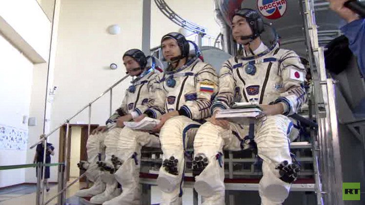 خروج رائدي الفضاء الروسييْن  إلى الفضاء الكوني المكشوف (فيديو)