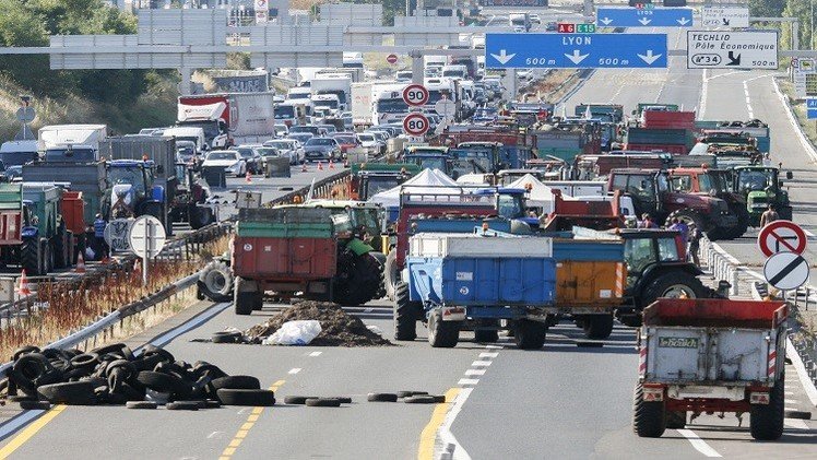 فرنسا.. مزارعون يحتجون على خفض أسعار المواد الغذائية (فيديو)