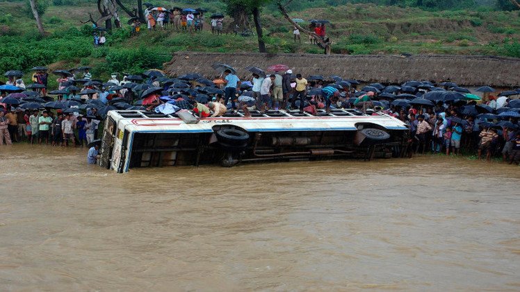 مصرع 30 شخصا جراء سقوط حافلة في نهر شمالي الهند