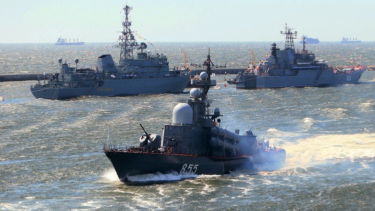 بوتين يبحث مع قادة عسكريين روس الصيغة الجديدة للعقيدة البحرية (فيديو)