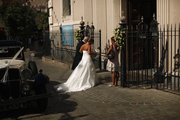 إسبانيا ترفع الحد الأدنى لسن الزواج من 14 إلى 16 عاما