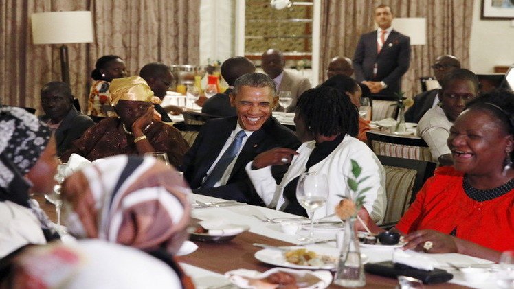 أوباما يتناول العشاء مع أفراد عائلته في كينيا
