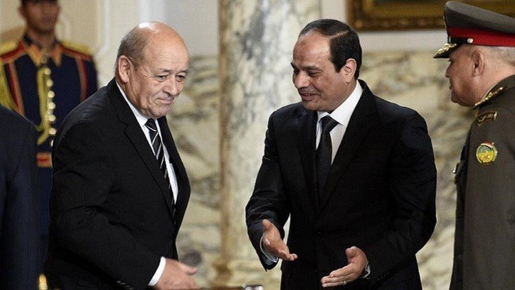 وزير الدفاع الفرنسي يبحث في القاهرة توريد الأسلحة لمصر ومكافحة الإرهاب