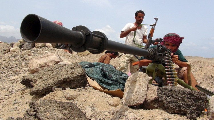 مصادر لـ RT: الحوثيون يقصفون مطار عدن بالكاتيوشا والتحالف يغير على مواقعهم شمال المدينة