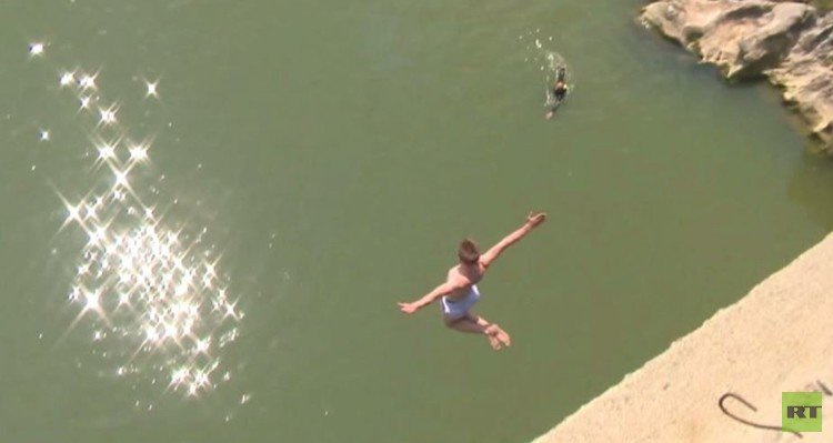 صربيا.. مغامرون يقفزون من ارتفاع 22 مترا (فيديو)