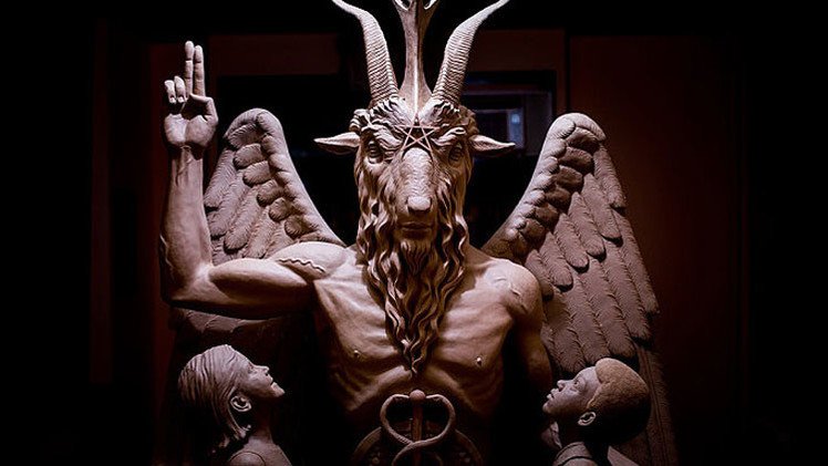 الكشف عن تمثال الشيطان في شوارع ديترويت وسط احتجاجات واسعة 