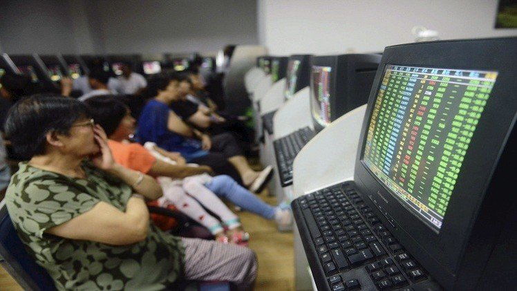 البورصات والنفط والدولار تهبط بسبب تهاوي أسهم الصين
