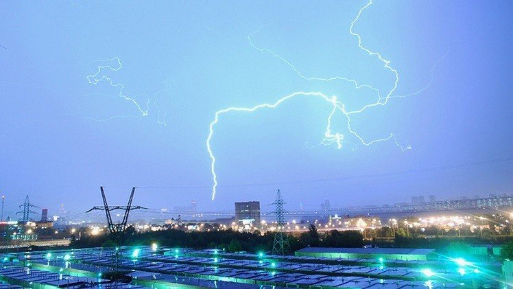 صور مثيرة لعاصفة رعدية في موسكو تملأ مواقع التواصل الاجتماعي