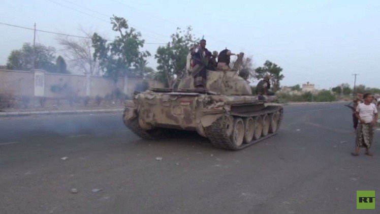 التحالف العربي ينزل أسلحة في أبين باليمن