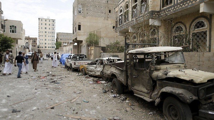 اليمن.. مقتل العشرات في غارات وبحاح يصل إلى عدن