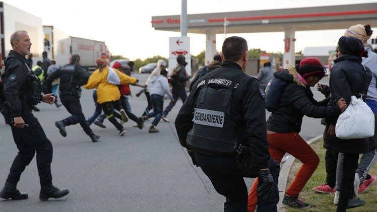 الشرطة الفرنسية تحبط محاولة تسلل 200 مهاجر عبر نفق المانش