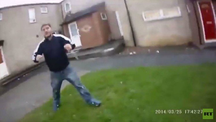 لقطات مثيرة لهجوم مسلح بسكين على رجل شرطة (فيديو)