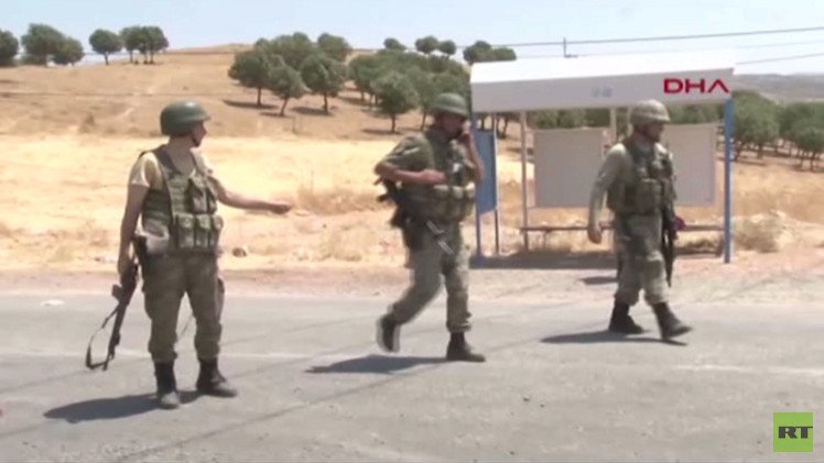 مقتـل شرطيين تركيين برصاص مسلـحين أكراد.. وأنقرة تنشئ مناطق عسكرية على الحدود السورية