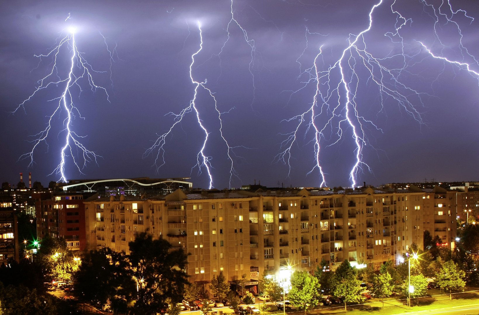أضواء البرق خلال عاصفة رعدية في بلغراد، صربيا، 8 يونيو/حزيران 2011