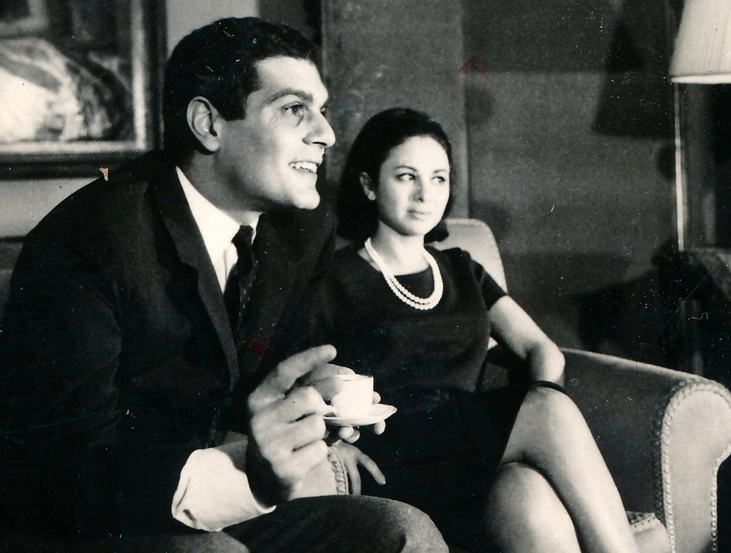 صورة تجمع الفنان عمر الشريف مع زوجته في ذلك الوقت الفنانة الراحلة فاتن حمامة، سنة 1966