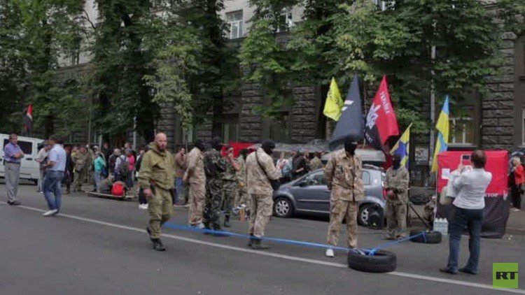 الرئيس الأوكراني يكلف أجهزة الأمن بنزع سلاح التشكيلات غير الشرعية