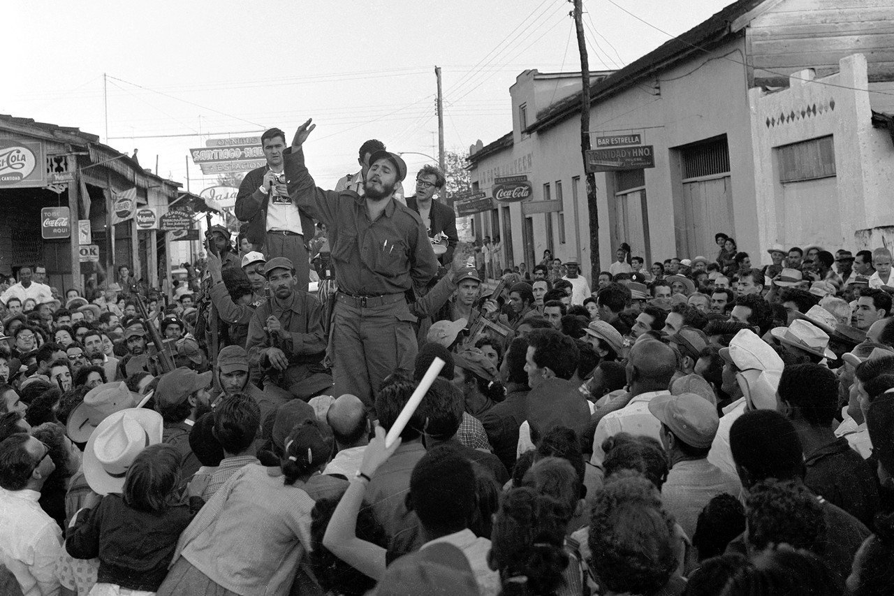 الزعيم الكوبي فيدل كاسترو يخطب في مؤيديه عام 1959، والذي أدت ثورته لجفاء العلاقات بين البلدين   