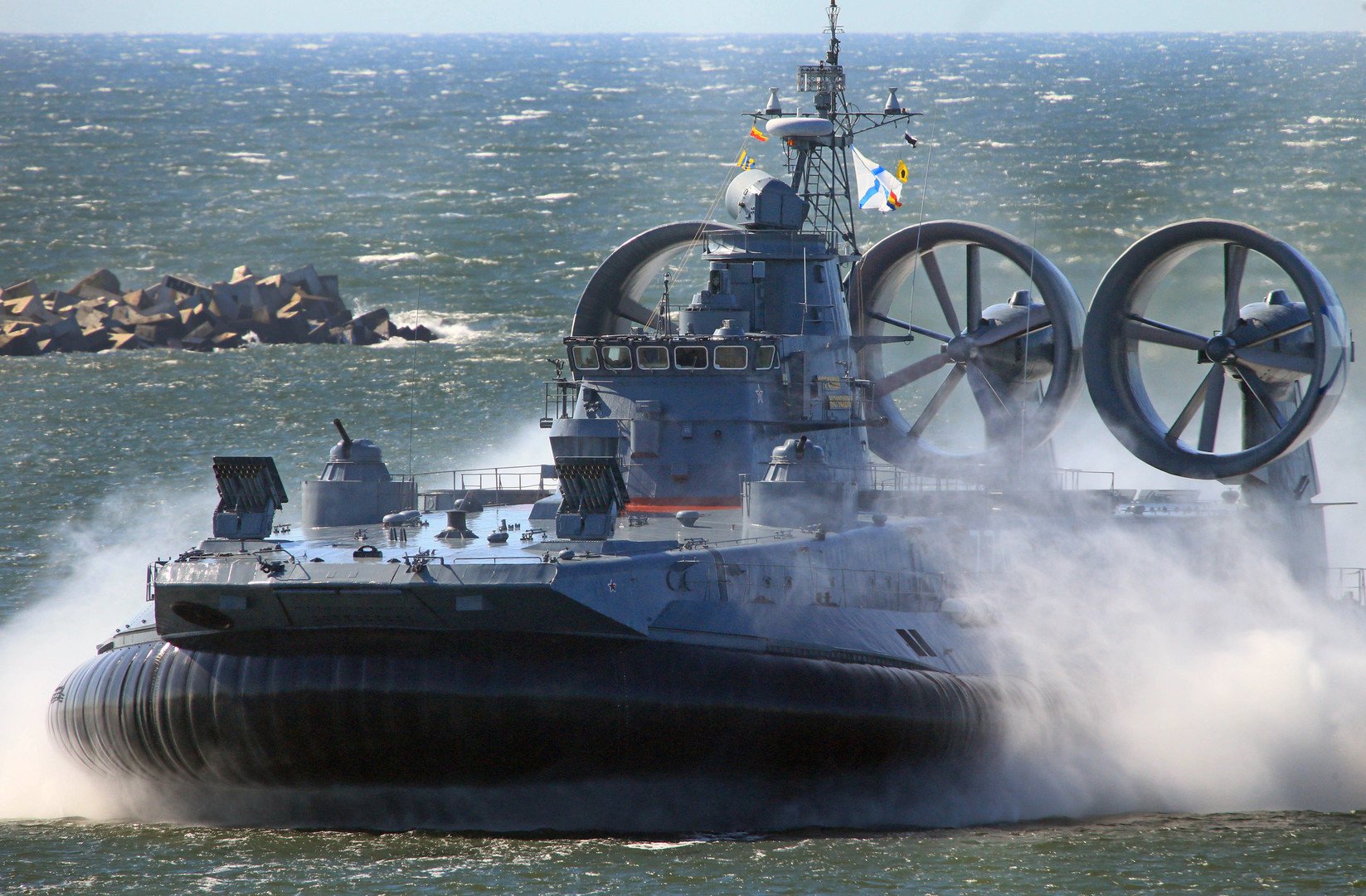 سفينة للإنزال البحري تسير على وسادة هوائية أثناء البروفة النهائية للعرض المكرس لعيد القوة البحرية 