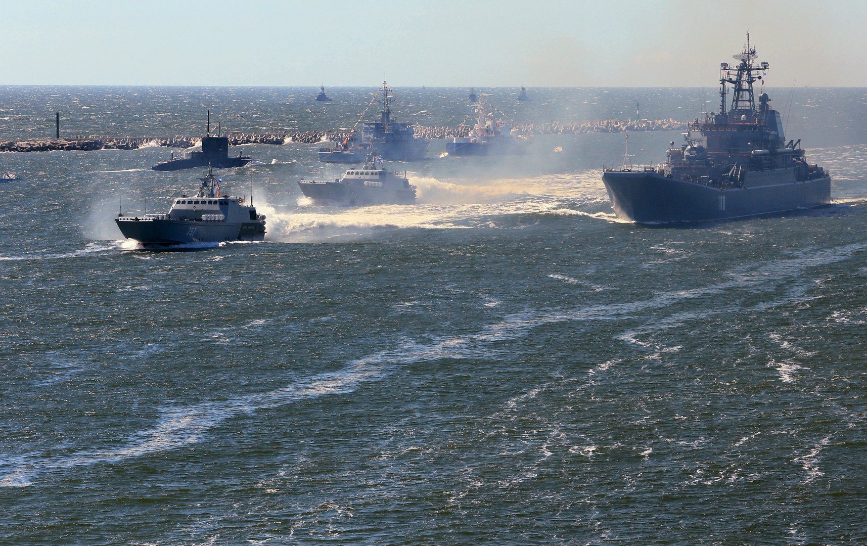 البروفة النهائية للعرض المكرس لعيد القوة البحرية الروسية في مدينة بالتيسك