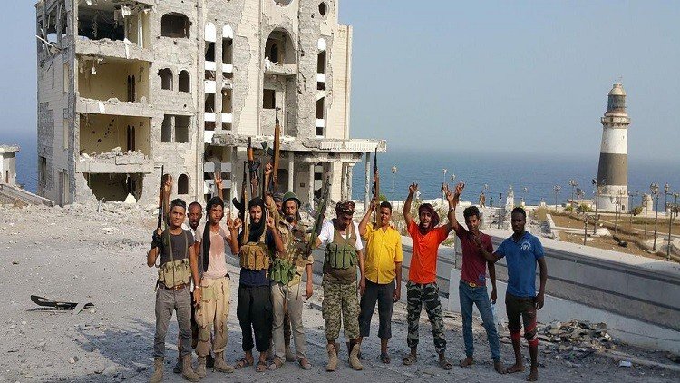 التحالف يسقط أسلحة في أبين والحوثيون يقصفون مواقع في نجران