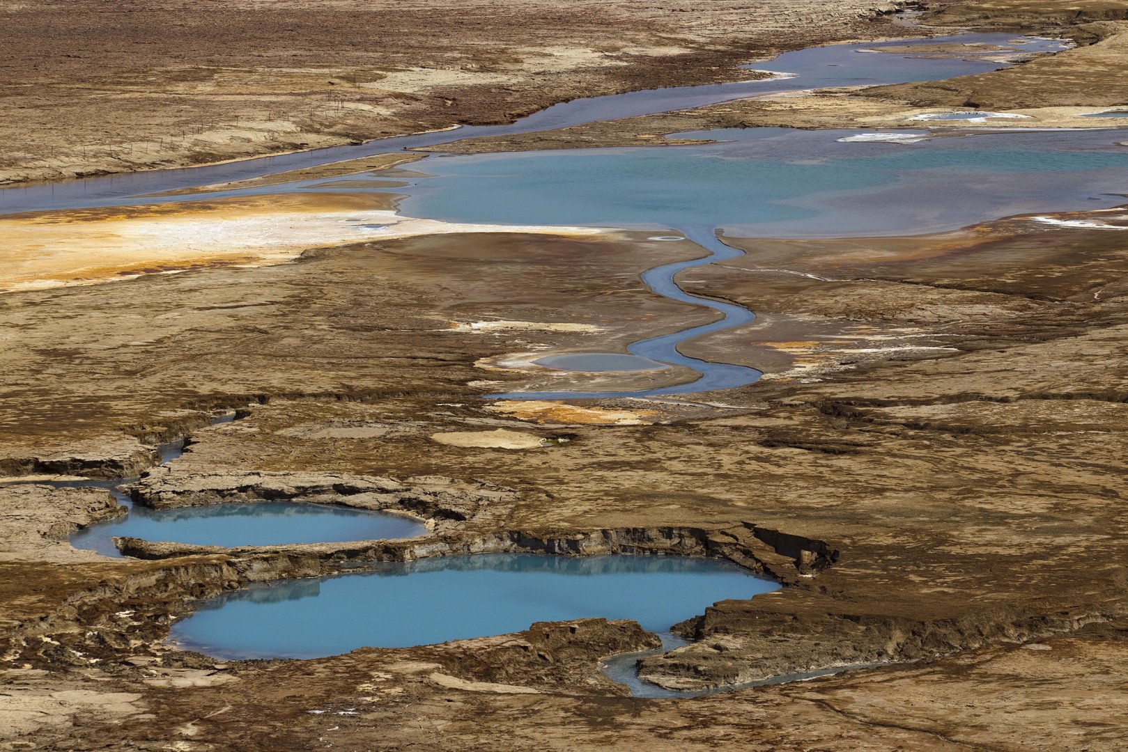 حفر مليئة بالمياه على شاطئ البحر الميت في الجانب الإسرائيلي، 27 يوليو/تموز 2015  
