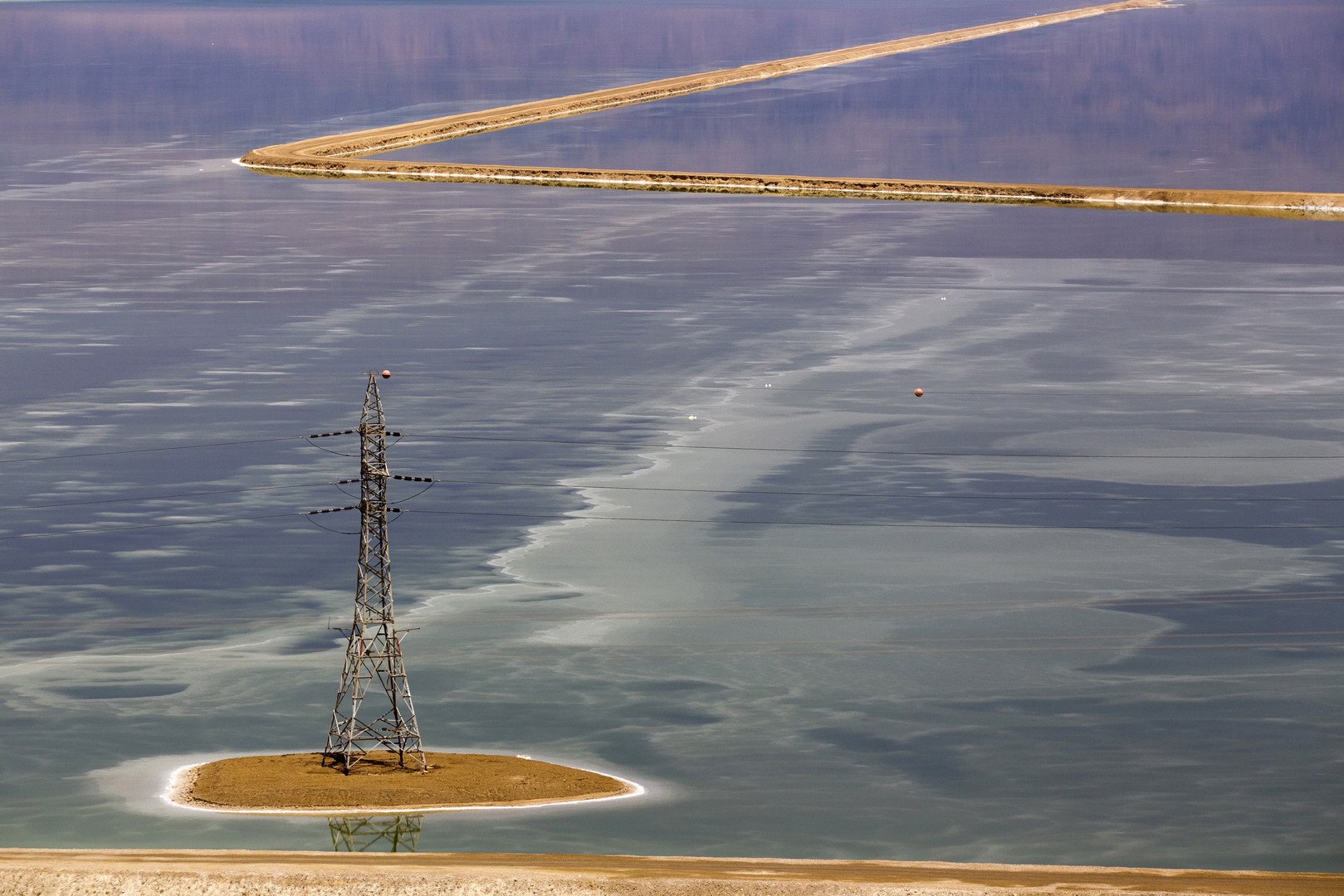 عمود من أعمدة كهرباء الضغط العالي داخل البحر الميت على الجانب الإسرائيلي، 27 يوليو/تموز 2015  