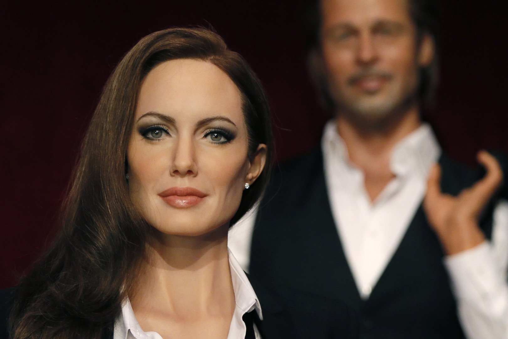 تماثيل شمعية للممثلة أنجلينا جولي والممثل براد بيت في متحف غريفان بباريس