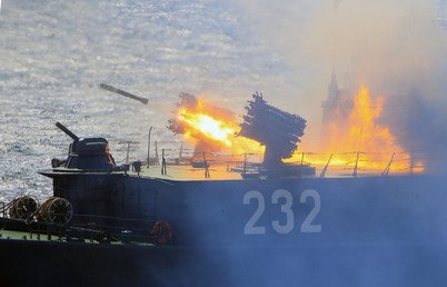 رمي قنابل الأعماق من سفينة كالميكيا لمكافحة الغواصات أثناء بروفة العرض البحري لعيد القوة البحرية 