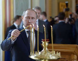 الرئيس بوتين يشعل شمعة في كنيسة القديس فلاديمير معمد كييفسكايا روس بعد انتهاء الترميمات واعمال الصيانة