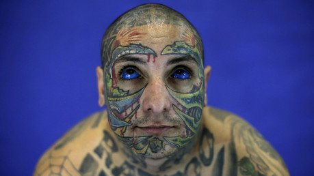رجل يعرض الوشم الذي يغطي أجزاء كبيرة من جسده ورأسه ووجهه خلال مهرجان الوشم في ساو باولو بالبرازيل، 20 يوليو/تموز 2013 