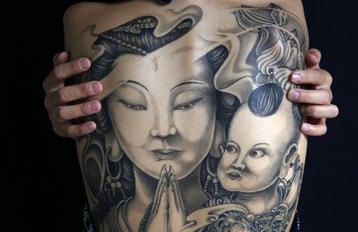  عارضة الوشوم "يي جون" في تايوان تستعد للتصوير خلال مهرجان الوشم الدولي في تايوان، 31 يوليو/تموز 2010