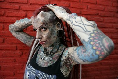  فنانة الوشوم "ماريا خوسيه" في المكسيك تستعد للتصوير، 8 مارس/آذار 2012