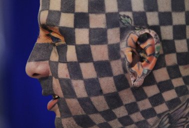 العارض "مات جون" المعروف باسم الرجل الشطرنج يستعد للتصوير في مهرجان الوشم بالمكسيك، 24 فبراير/شباط 2013