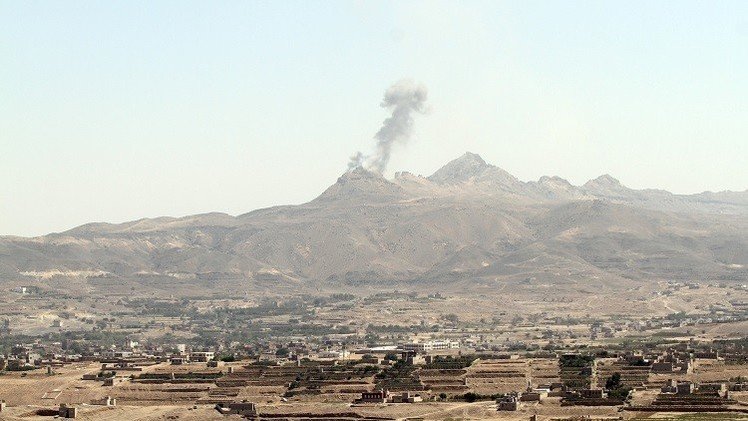 اليمن.. مقتل العشرات في غارات وبحاح يصل إلى عدن