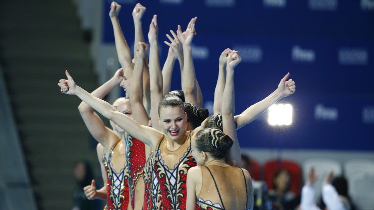 روسيا تفوز بمعظم ميداليات السباحة المتزامنة في بطولة العالم