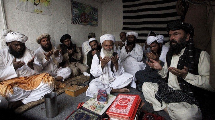 جلال الدين حقاني يبايع أمير حركة طالبان الجديد 