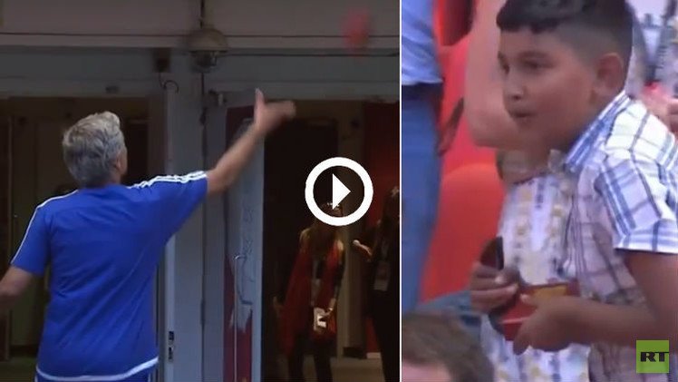 (فيديو) مورينيو يستغني عن ميداليته الفضية لطفل من الجماهير
