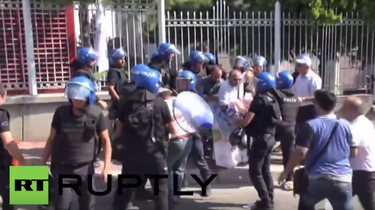 اشتباكات في أنقرة أثناء احتجاجات نقابية (فيديو)