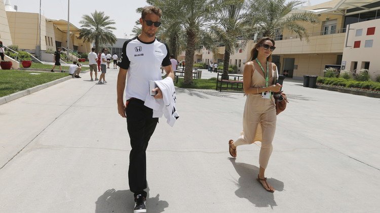 سائق مكلارين باتون وزوجته يتعرضان للسرقة في فرنسا