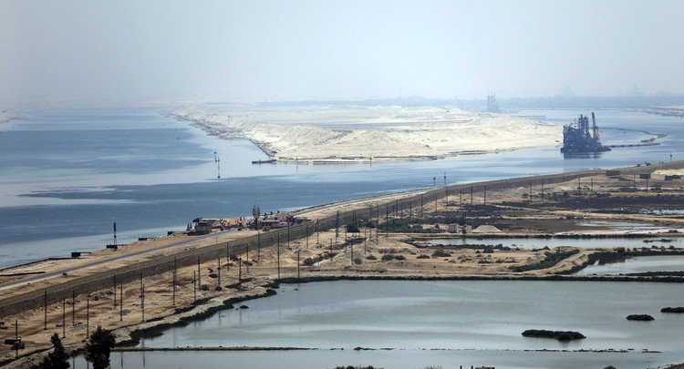 المصريون يعبرون عن فرحتهم بقناة السويس الجديدة إلكترونيا