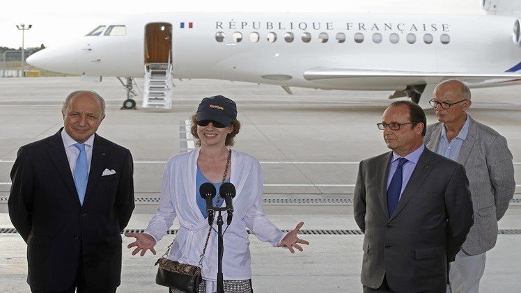 هولاند وفابيوس يستقبلان في باريس الرهينة الفرنسية المحررة (فيديو)