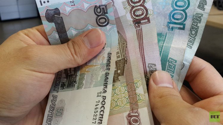 الروبل الروسي ينخفض أمام الدولار واليورو 