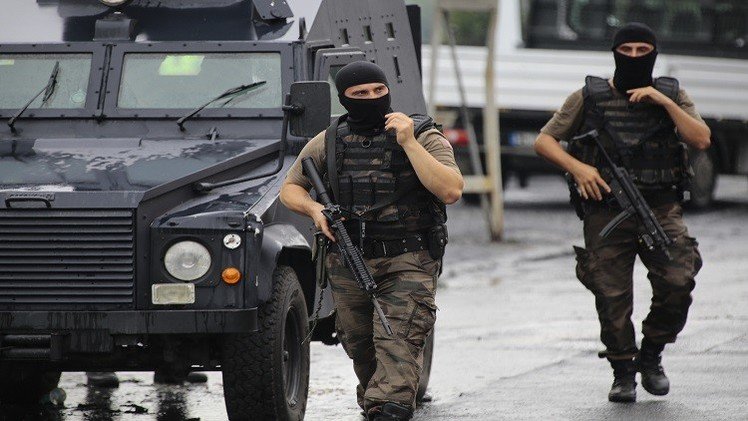 تركيا تعتقل 16 شخصا وتقصف 17 موقعا لحزب العمال الكردستاني