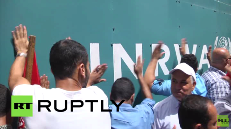 غضب واحتجاج في غزة ضد تقليص خدمات الأونروا وتأجيل العودة المدرسية (فيديو)