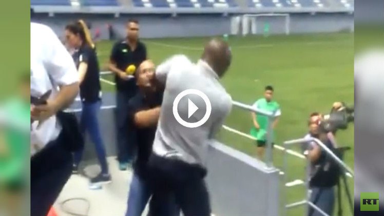 (فيديو) مدرب كوستاريكا يشتبك مع الأمن في المباراة ضد بنما