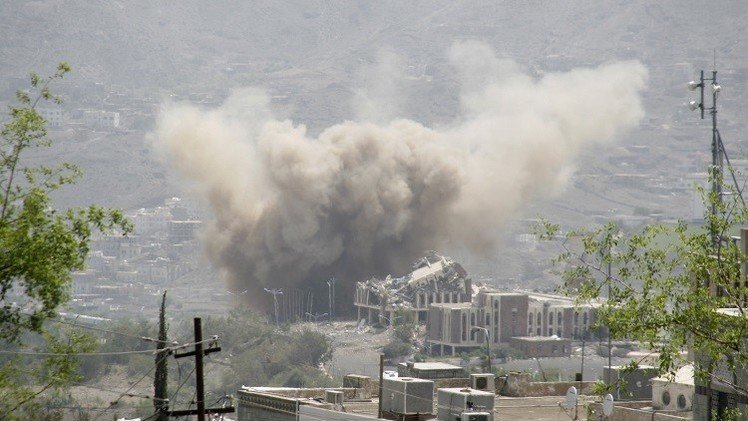 اليمن: معارك عنيفة في تعز وإب وسلسلة غارات للتحالف العربي على عدة مناطق